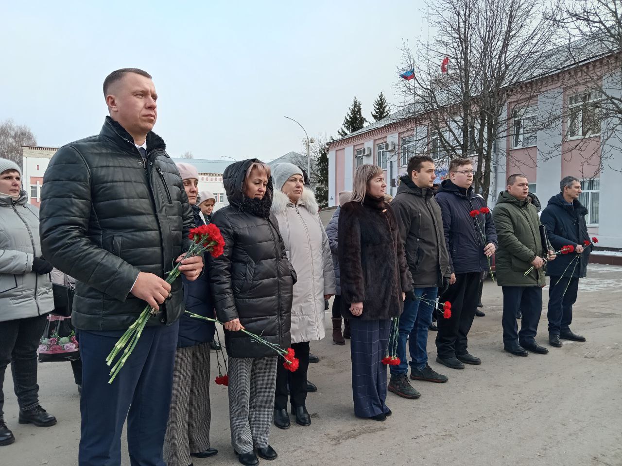 В День Героев Отечества в Лысых Горах прошла церемония возложения цветов.