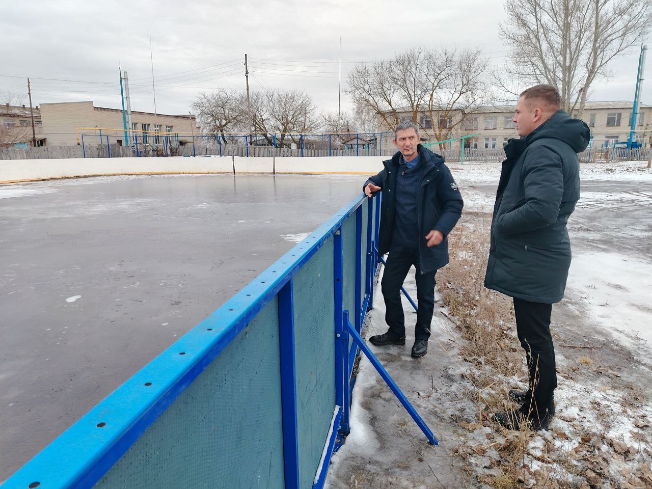 В Лысогорском районе готовятся к хоккейному сезону.