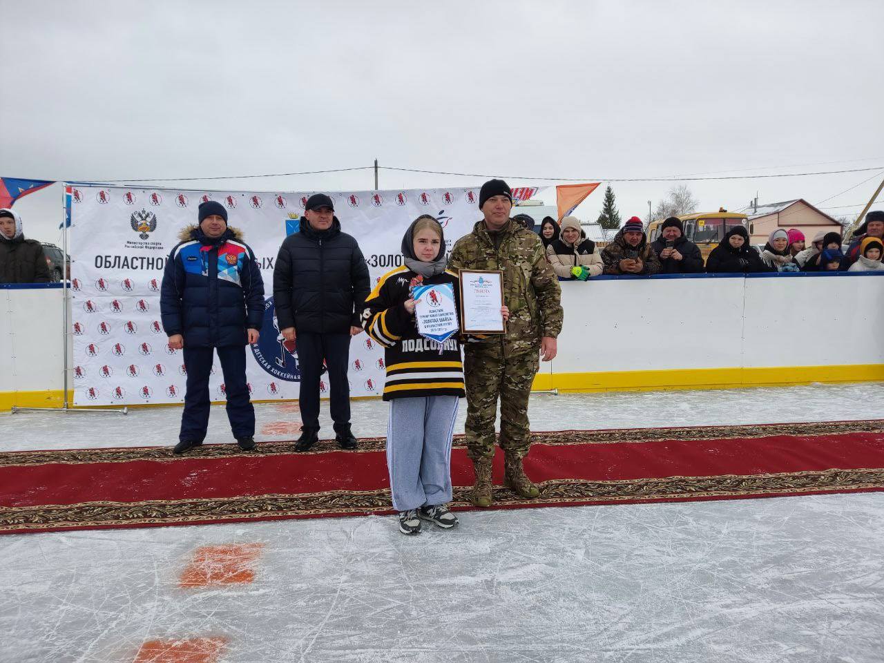 Анастасия Панина из Невежкино признана лучшим защитником на областных соревнованиях по хоккею &quot;Золотая шайба&quot;.