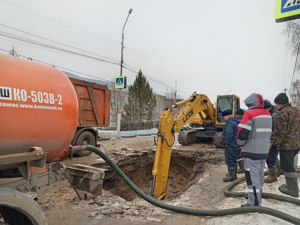 В Лысых Горах ведутся работы по устранению порыва на водопроводе.