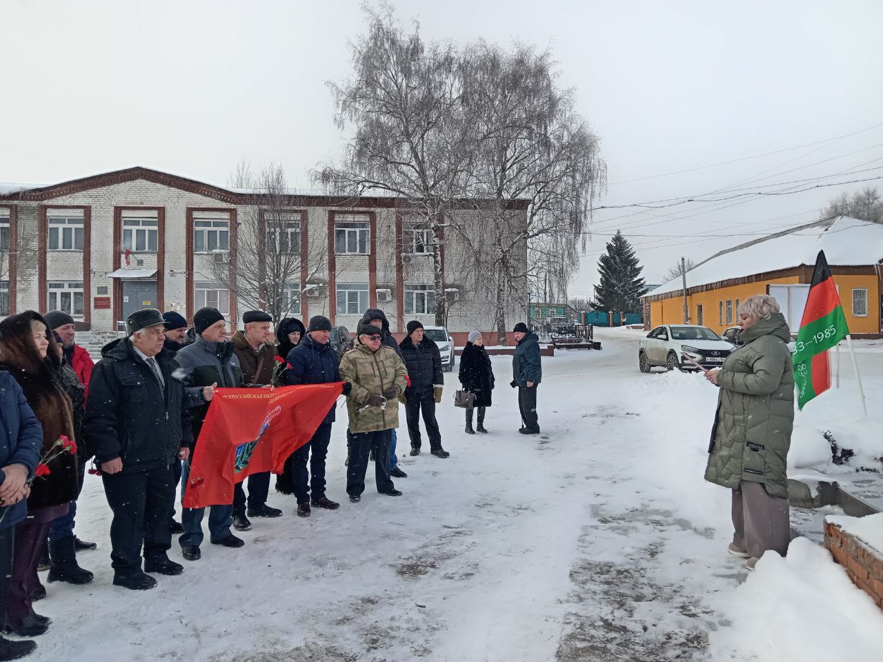 В Лысых Горах возложили цветы к памятнику землякам - участникам локальных войн .