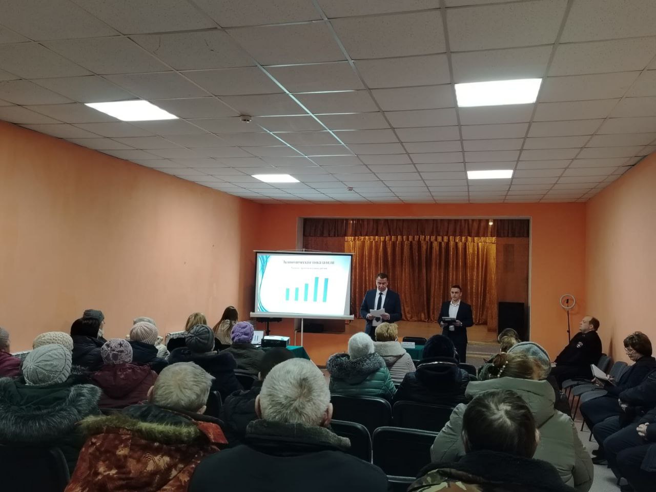Глава Лысогорского района Сергей Фартуков встретился с жителями Шереметьевки и Новой Красавки.