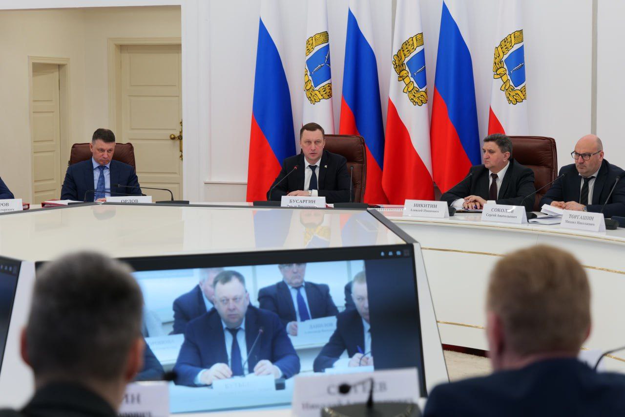 Сегодня Глава Лысогорского района принял участие в постоянно действующем совещании под председательством губернатора Саратовской области Романа Бусаргина.
