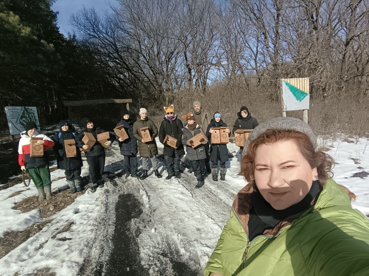 Лесные рейнджеры развесили синичники на Экотропе «Лысогорье».