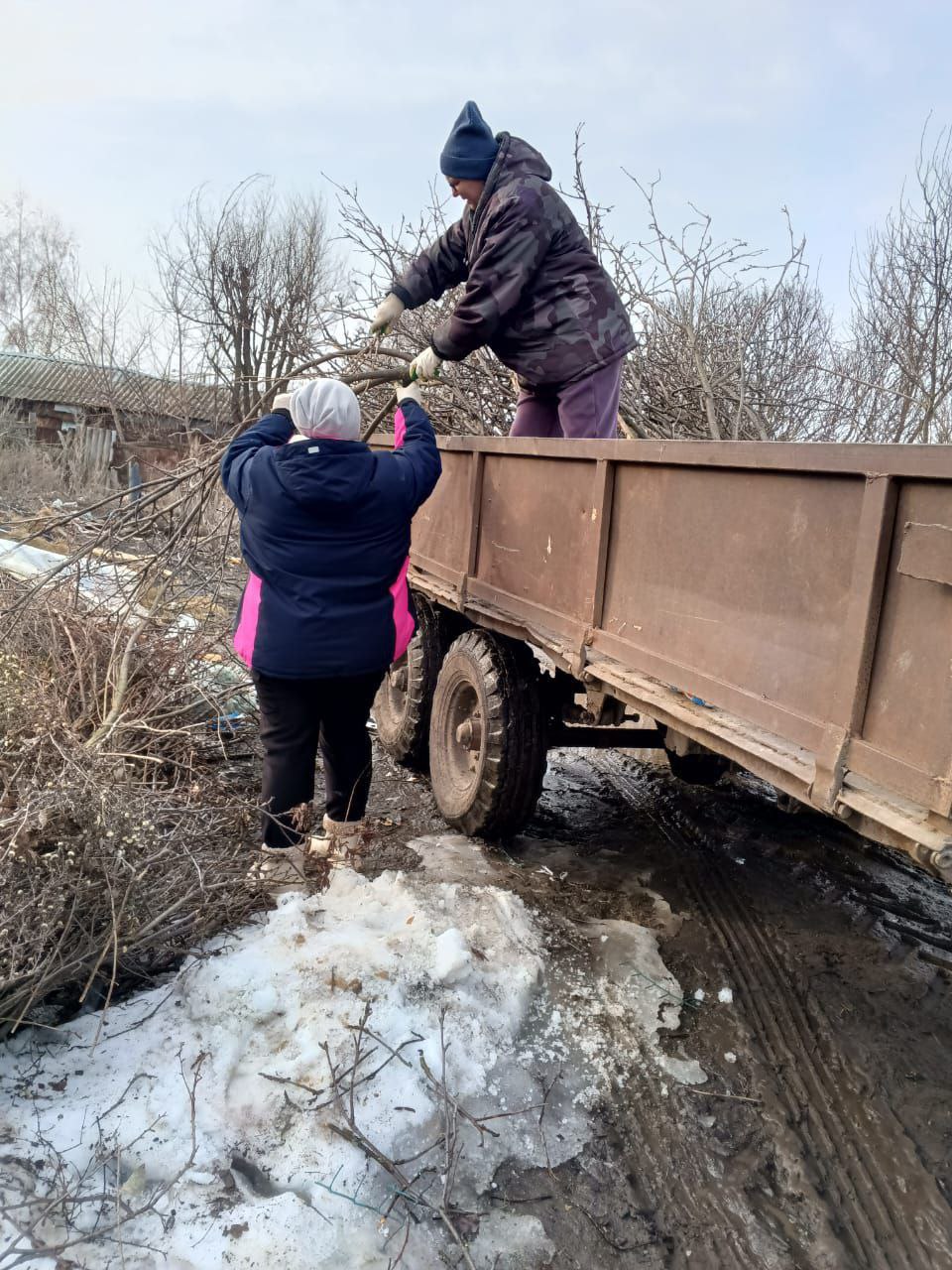 В Лысых Горах начинается весенняя уборка.