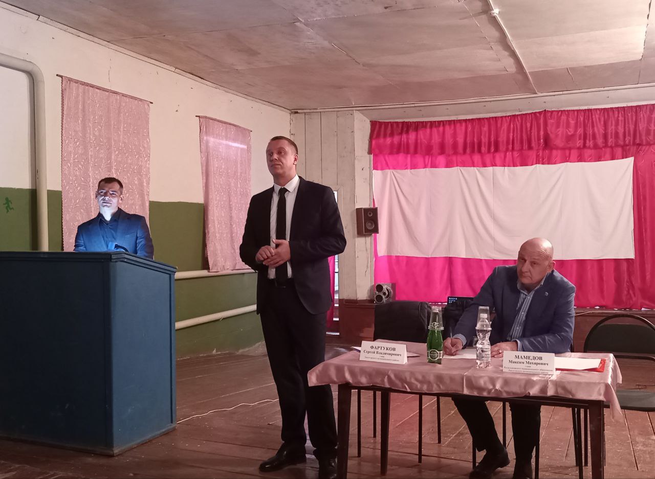 Глава Лысогорского района провел встречу с жителями Раздольновского сельского поселения.