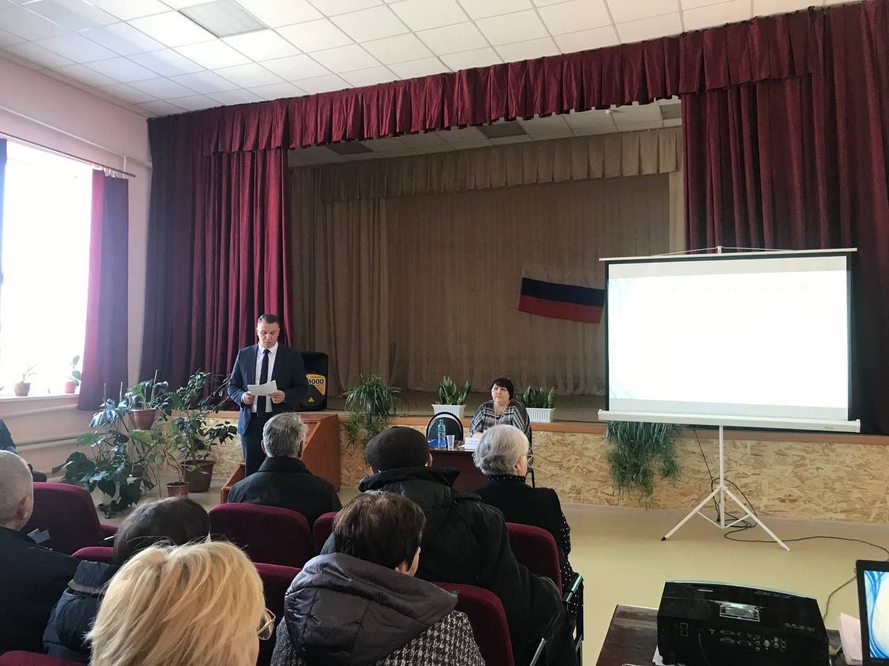 Глава Лысогорского района Сергей Фартуков встретился с жителями поселка Гремячий и села Ключи.