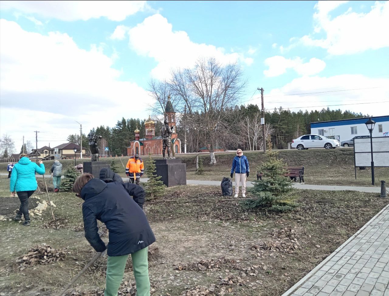 В Лысогорском районе продолжаются весенние субботники по благоустройству и наведению санитарного порядка.