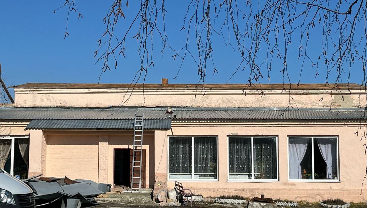 В поселке Яблочный начался ремонт сельского Дома культуры.
