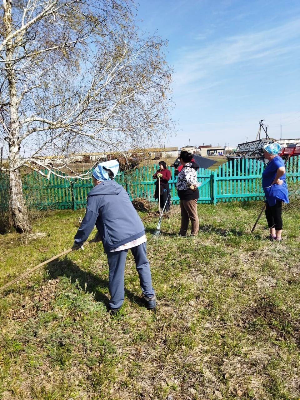  Лысогорцы продолжают наводить чистоту в районе .
