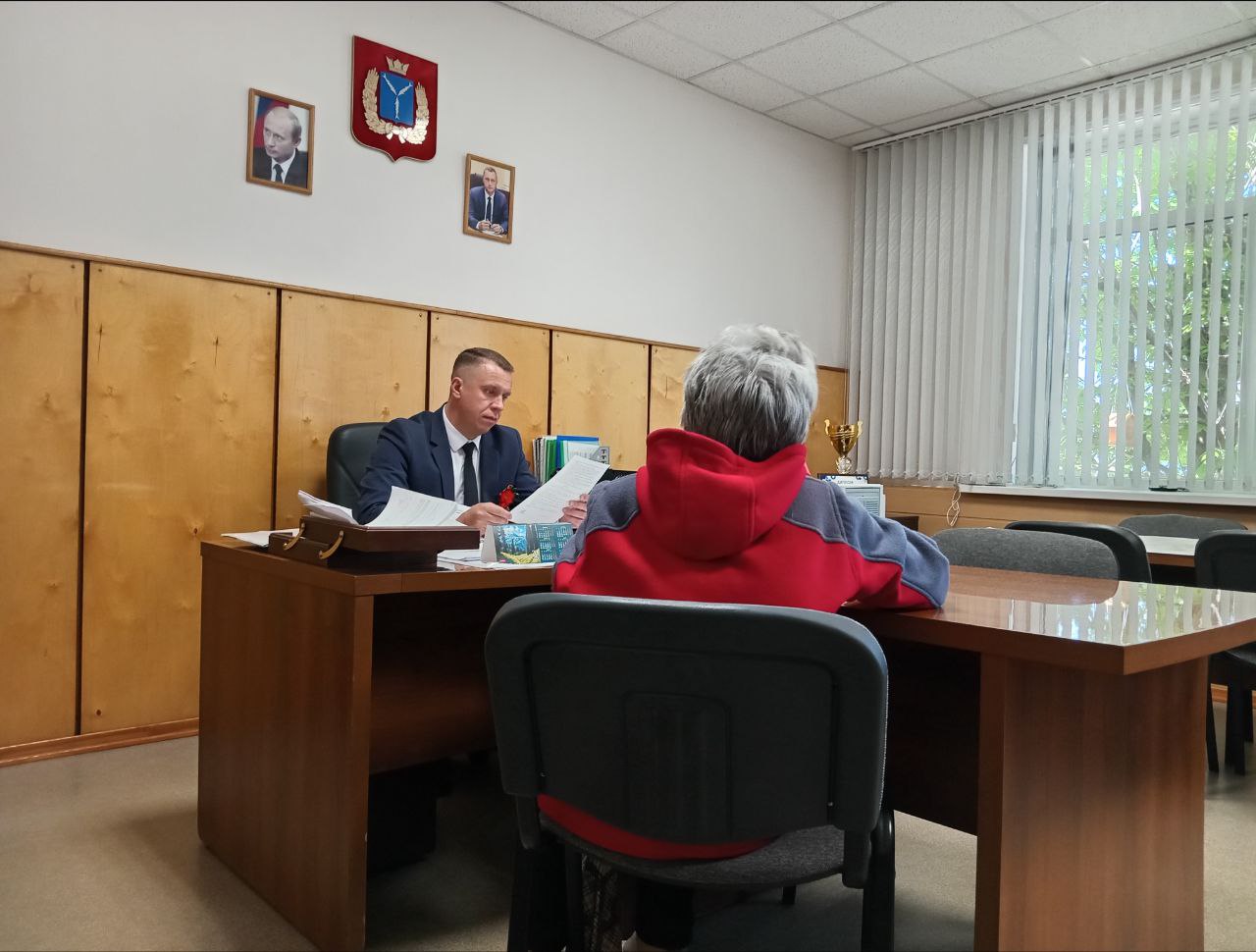 Глава Лысогорского района  провел еженедельный прием граждан.