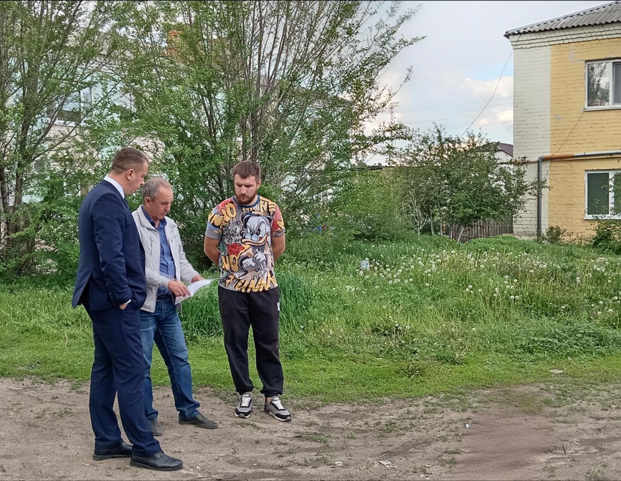 В Лысых Горах начался ремонт дворов.