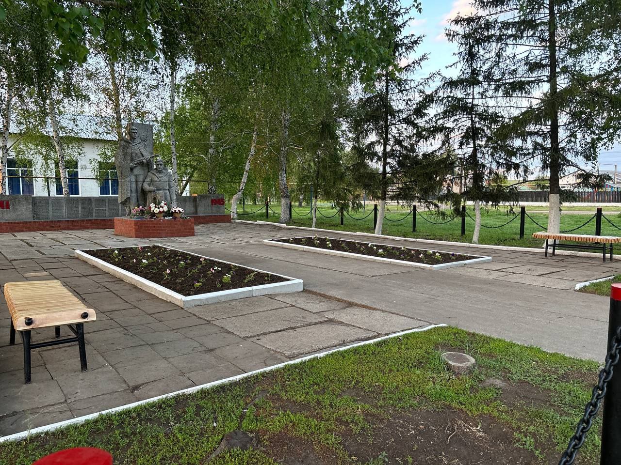 Жители села Новая Красавка благоустроили памятник землякам, воевавшим на фронтах Великой Отечественной войны.