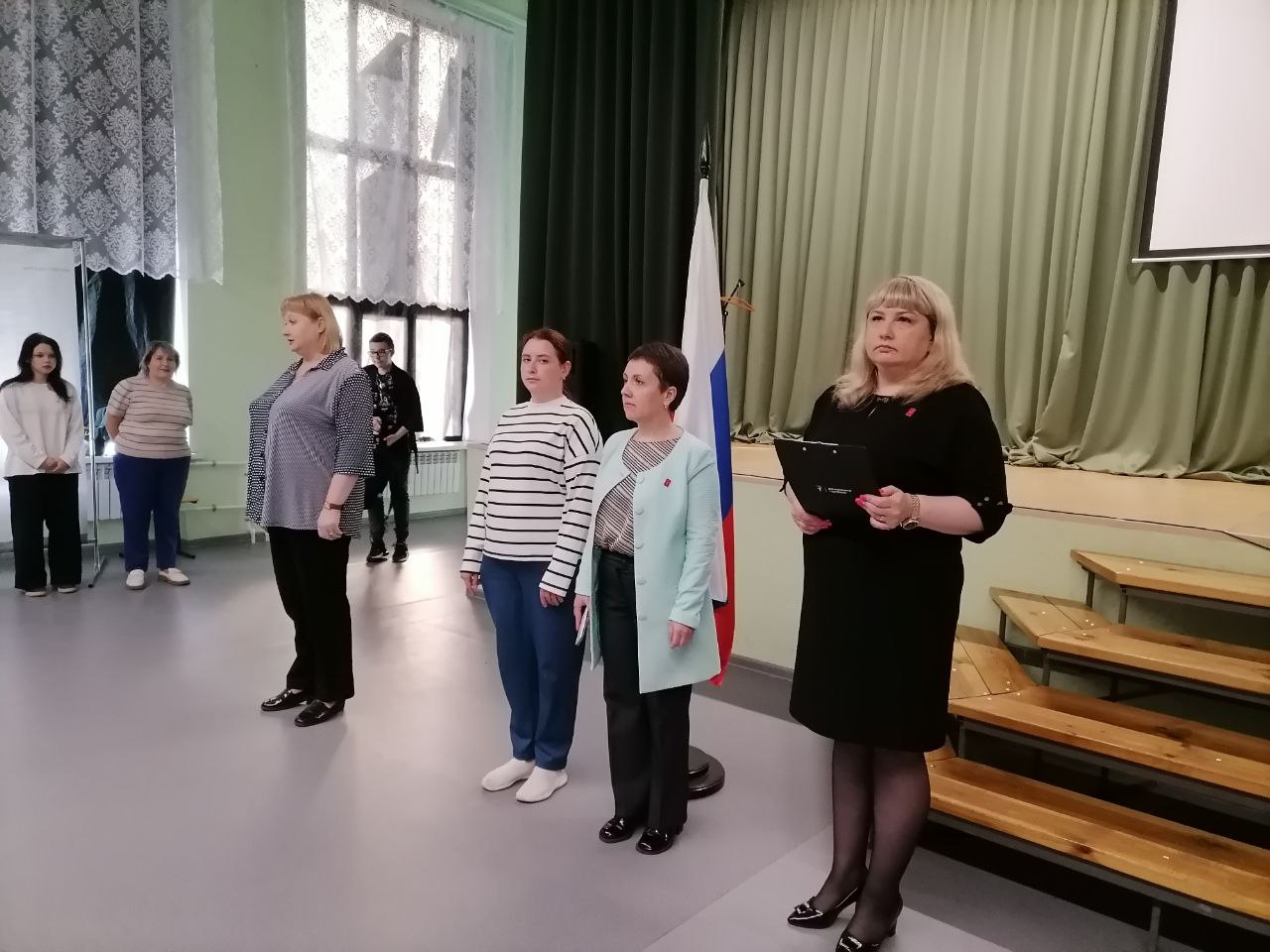 В   МБОУ СОШ №1 р.п. Лысые Горы прошла торжественная церемония посвящения новых участников «Движения Первых».