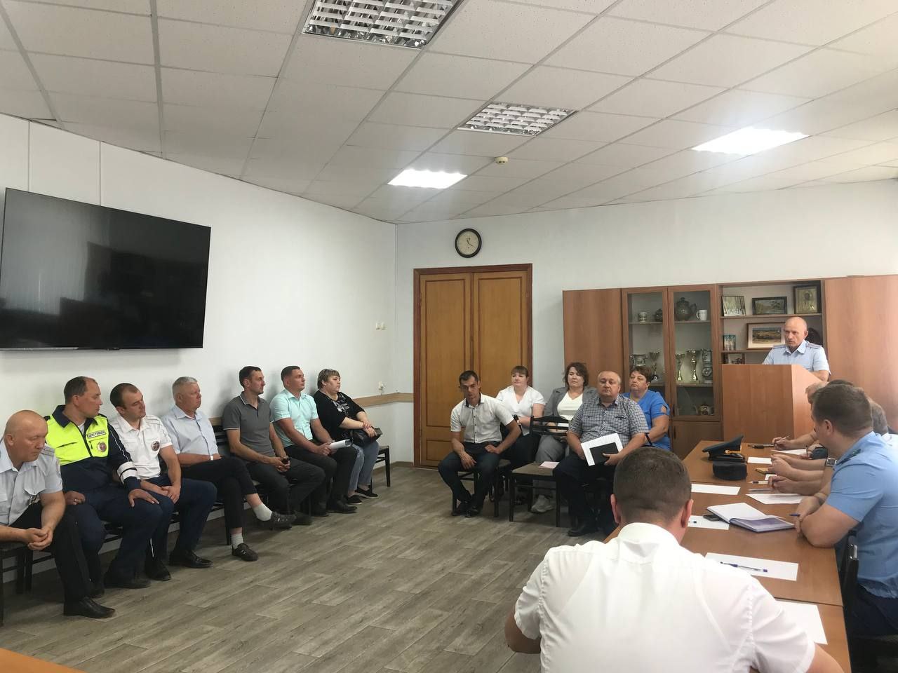 Глава Лысогорского муниципального района Сергей Фартуков провел заседание комиссии по чрезвычайным ситуациям, на котором обсуждались важные вопросы, касающиеся безопасности дорожного движения в период летних каникул.