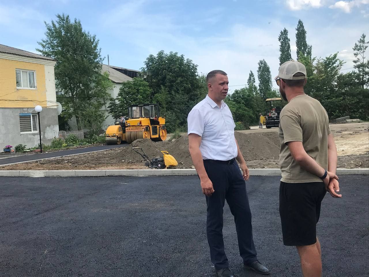 Глава Лысогорского муниципального района совместно с подрядчиком осмотрели ход ремонта дворовых территорий.