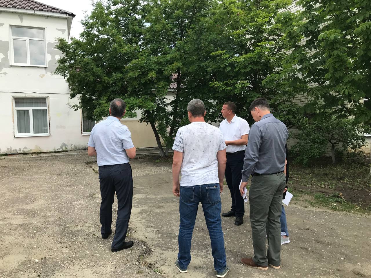 Сергей Фартуков с руководителем подрядной организации и представителями родительского комитета обсудили ход ремонта детского сада &quot;Березка&quot;.