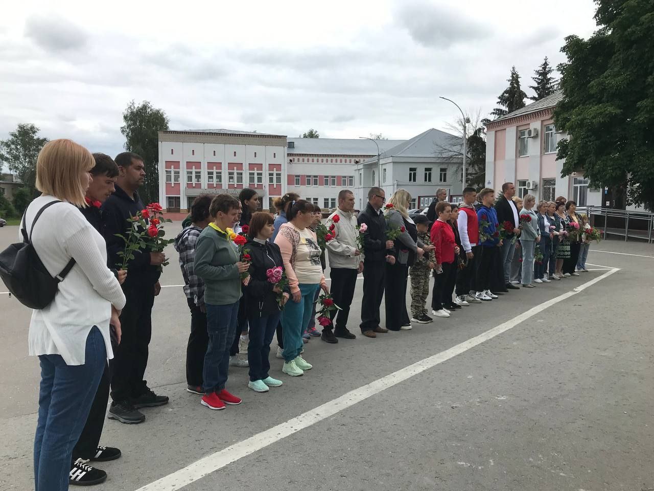 В День памяти и скорби лысогорцы собрались у памятника участникам Великой Отечественной войны.