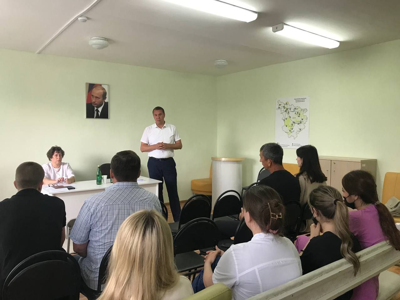  Глава Лысогорского муниципального района встретился со студентами-целевиками и выпускниками местных школ, которые планируют поступление в медицинские учебные заведения.