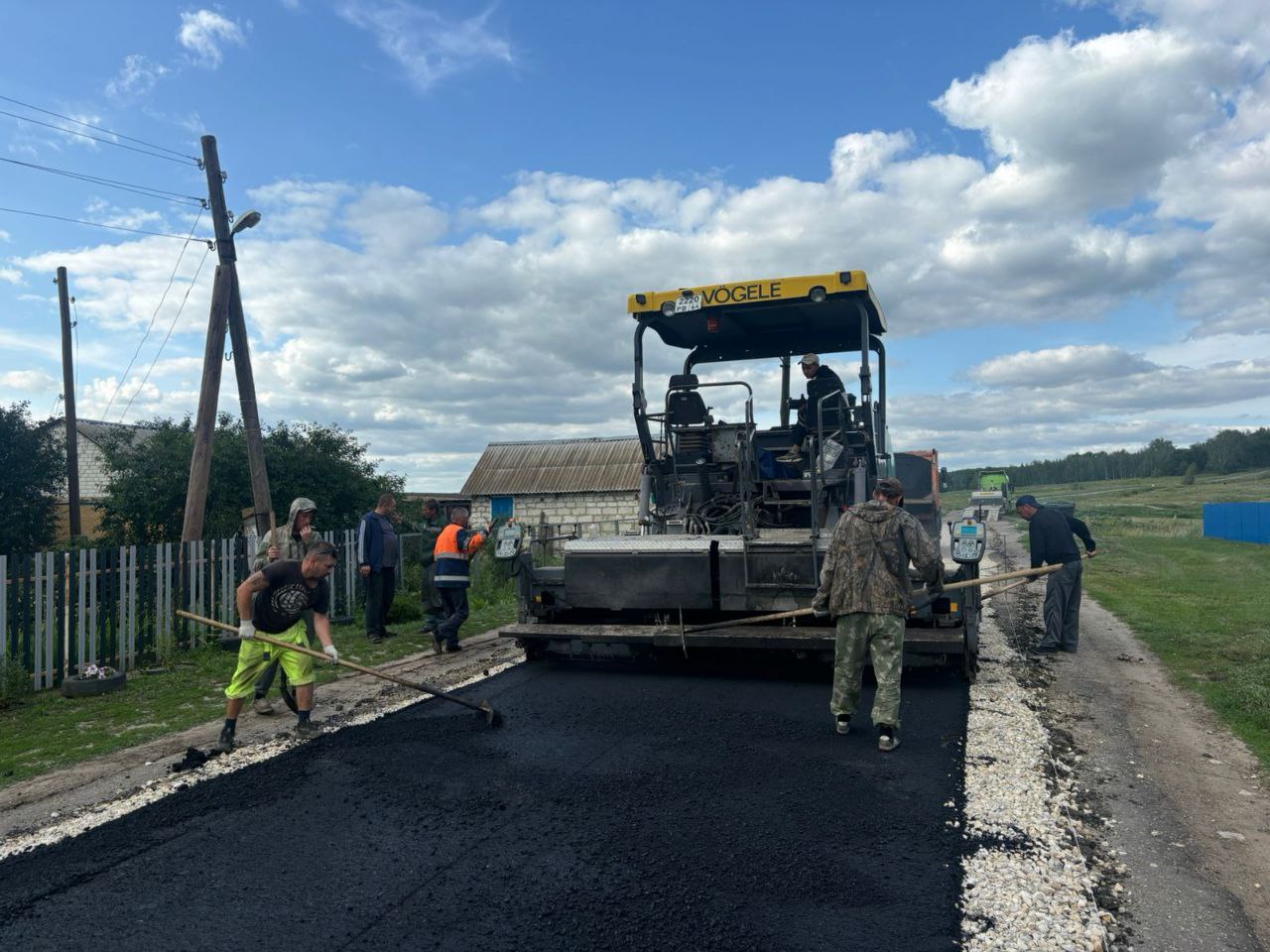  В рамках региональной программы, инициированной губернатором Саратовской области Романом Бусаргиным, продолжаются работы по устройству выравнивающего слоя из асфальто-бетонной смеси на участках автодорог по улице Заречная в селе Липовка и улице Советская.