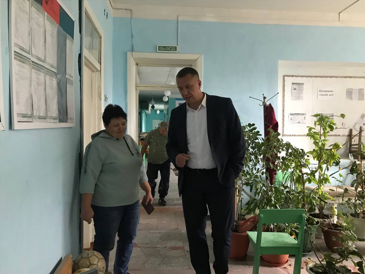 Глава Лысогорского муниципального района посетил школу в с. Яблочное, чтобы лично проверить ход ремонтных работ в рамках регионального проекта &quot;Развитие инфраструктуры образовательных организаций Саратовской области&quot;.