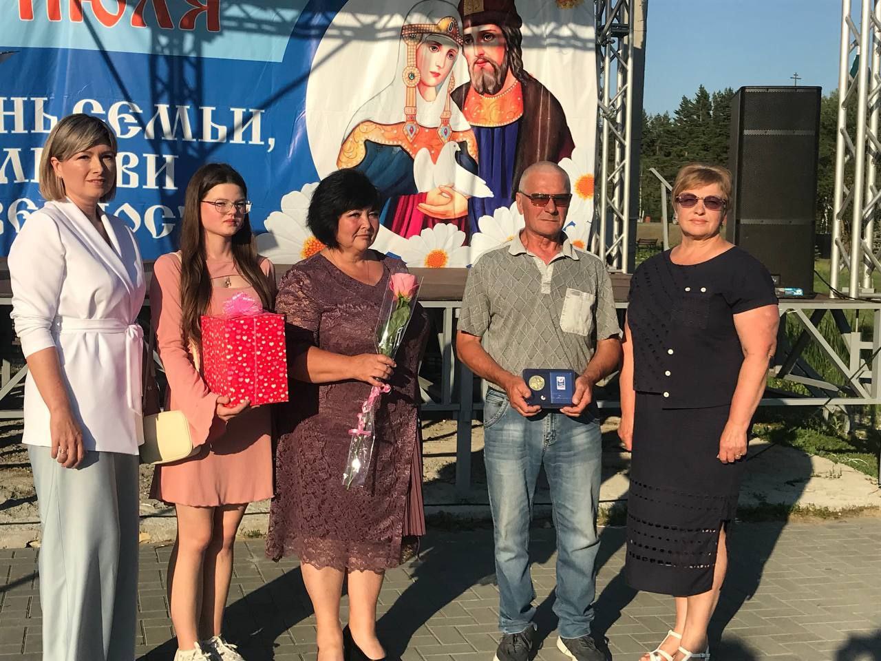 В День семьи, любви и верности в Парке Победы состоялся яркий праздничный концерт.