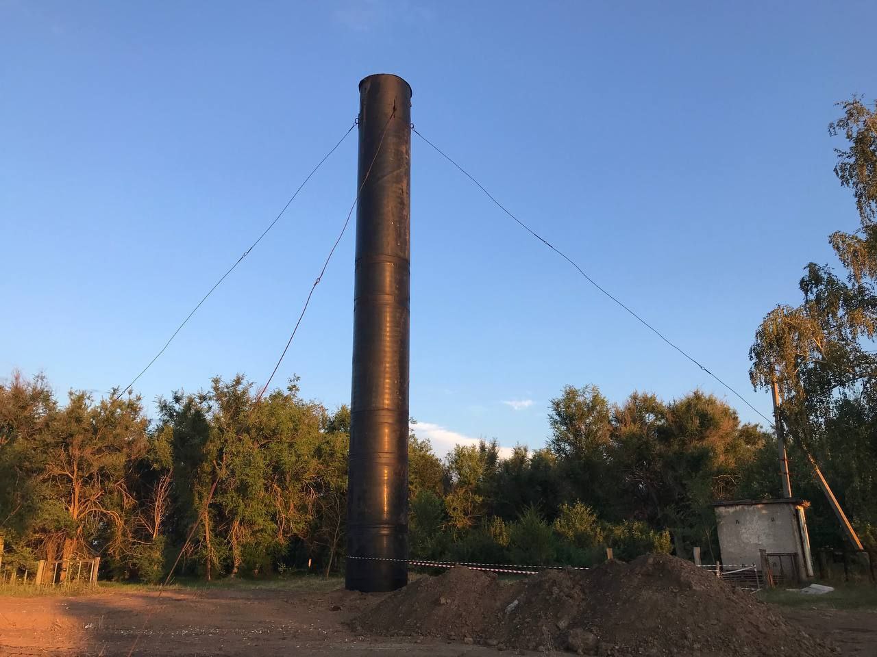 В с.Широкий Карамыш завершена установка новой водонапорной башни.