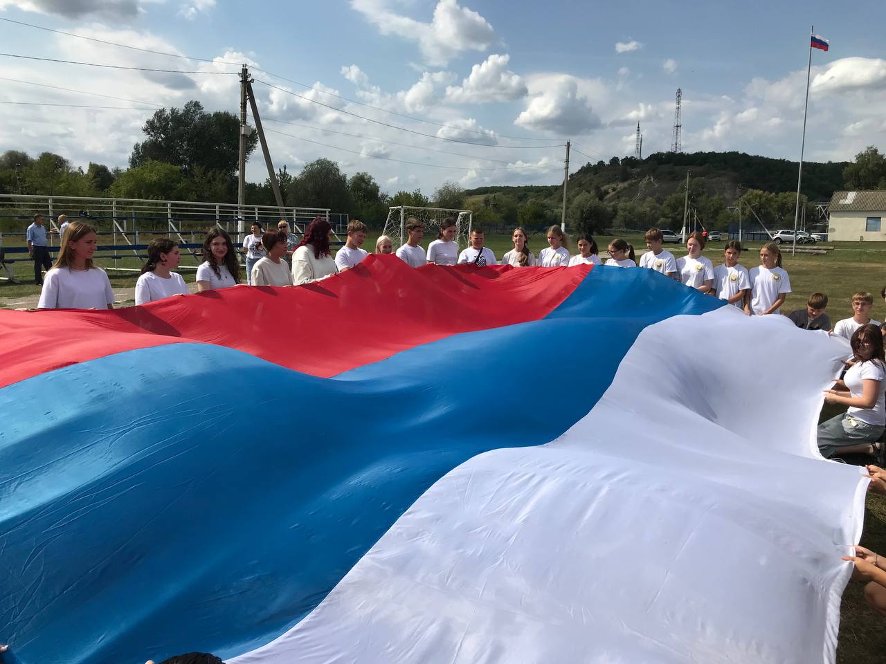 В Лысых Горах проходят мероприятия, посвященные Дню государственного флага России.