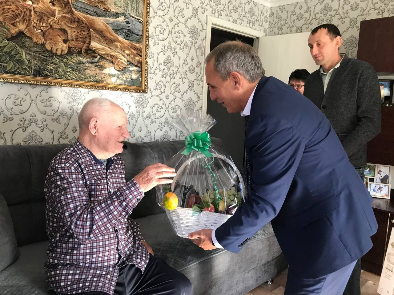 В День пожилого человека в Лысогорском районе поздравили участника Великой Отечественной войны Михаила Александровича Щербакова.