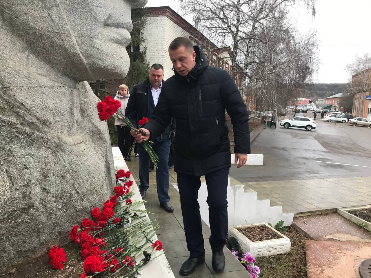 В День Героев Отечества лысогорцы возложили цветы к памятникам.