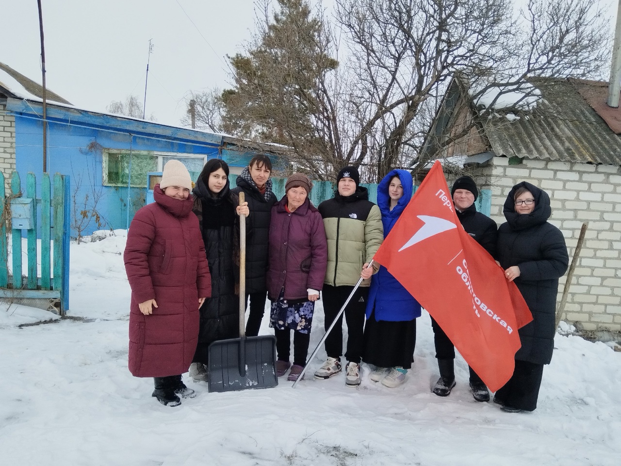 Активисты отряда &quot;Пламя&quot; Движения Первых из Большой Дмитриевки&quot; помогают жителя села старшего поколения.