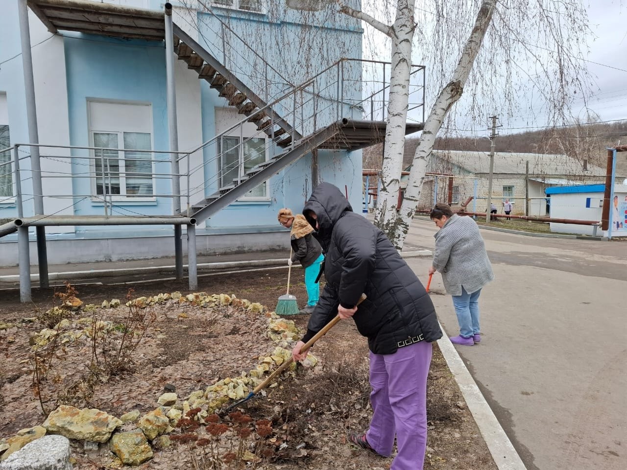 В районе прошел массовый весенний субботник по санитарной очистке и благоустройству населенных пунктов.