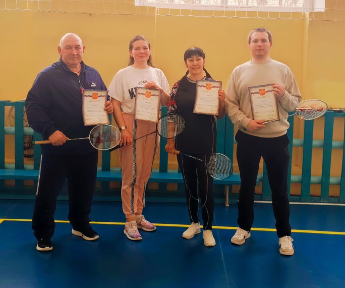 Педагоги школ села Новая Красавка и поселка Октябрьский встретились, чтобы по-соседски сыграть в бадминтон. Педагоги школ села Новая Красавка и поселка Октябрьский встретились, чтобы по-соседски сыграть в бадминтон.