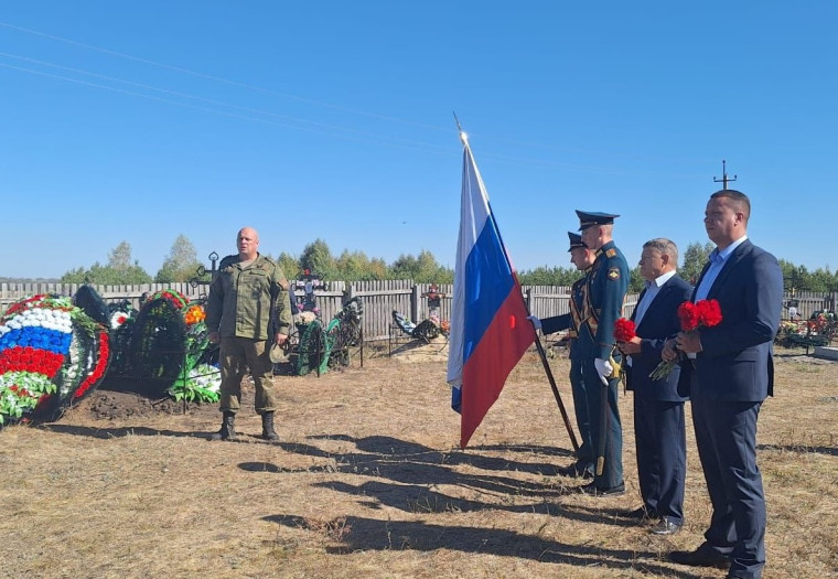 В Лысых Горах простились с двумя бойцами специальной военной операции Александром Синько и Антоном Максимовым. В Лысых Горах простились с двумя бойцами специальной военной операции Александром Синько и Антоном Максимовым.