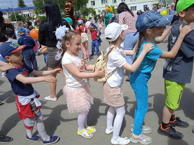 В первый день лета, в начале школьных каникул в России отмечается День защиты детей. В первый день лета, в начале школьных каникул в России отмечается День защиты детей.