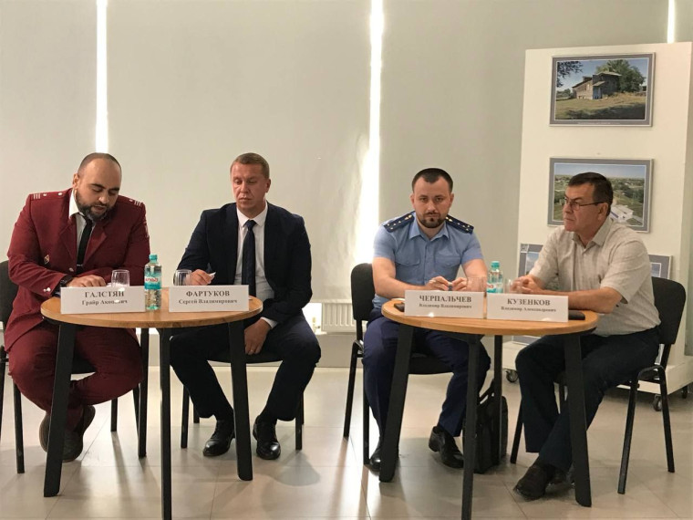 Глава Лысогорского района провел рабочее совещание. Глава Лысогорского района провел рабочее совещание.