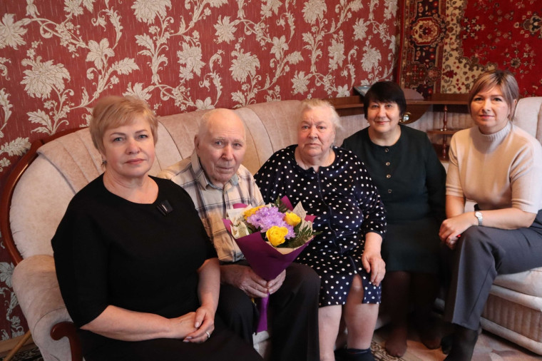 Жителя Лысых Гор поздравили с 90-летием. Жителя Лысых Гор поздравили с 90-летием.