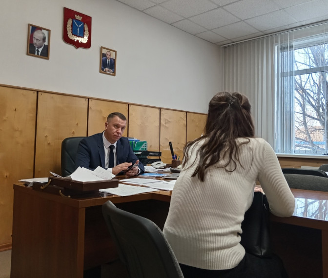 Глава района Сергей Фартуков провел еженедельный прием граждан. Глава района Сергей Фартуков провел еженедельный прием граждан.