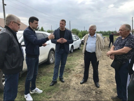 🏡 В сёлах Бутырки и Невежкино появятся 20 новых домов. Глава Лысогорского района Сергей Фартуков провел выездную планерку на строительной площадке..