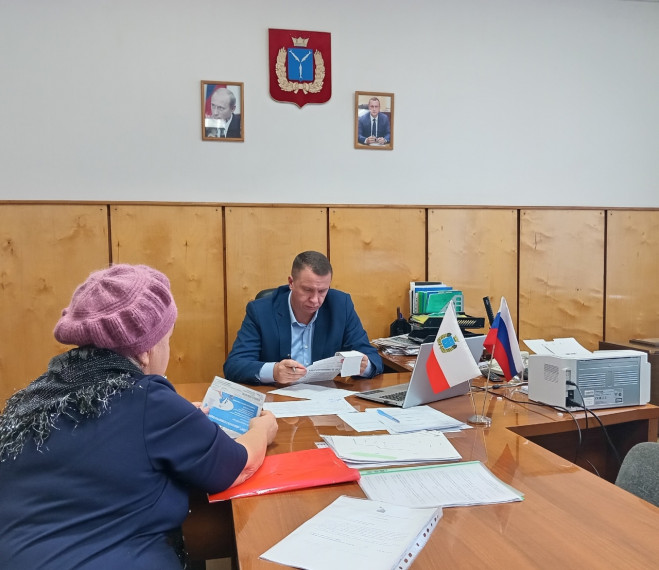 Глава района Сергей Фартуков провел еженедельный прием граждан. Глава района Сергей Фартуков провел еженедельный прием граждан.