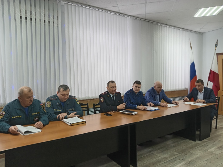 В преддверии новогодних праздников в администрации района прошло заседание комиссии по чрезвычайным ситуациям и обеспечению пожарной безопасности. В преддверии новогодних праздников в администрации района прошло заседание комиссии по чрезвычайным ситуациям и обеспечению пожарной безопасности.