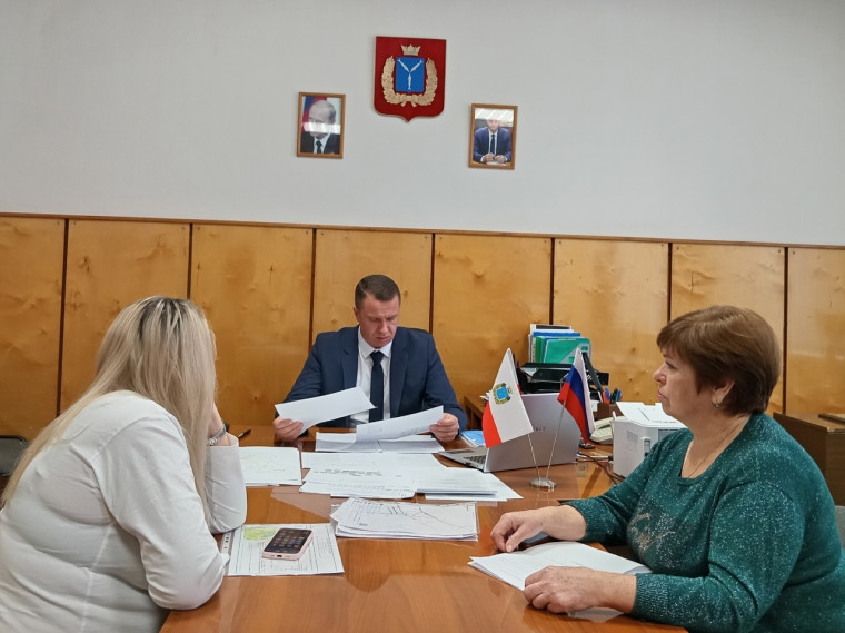 Глава района Сергей Фартуков провел еженедельный прием граждан. Глава района Сергей Фартуков провел еженедельный прием граждан.