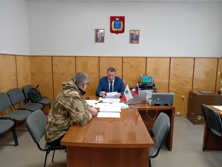 Глава района Сергей Фартуков провел личный прием граждан. Глава района Сергей Фартуков провел личный прием граждан.