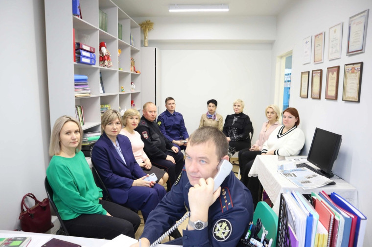 В рамках Всероссийского дня правовой помощи детям в Лысых Горах провели прямую телефонную линию и прием граждан по правовому консультированию несовершеннолетних. В рамках Всероссийского дня правовой помощи детям в Лысых Горах провели прямую телефонную линию и прием граждан по правовому консультированию несовершеннолетних.