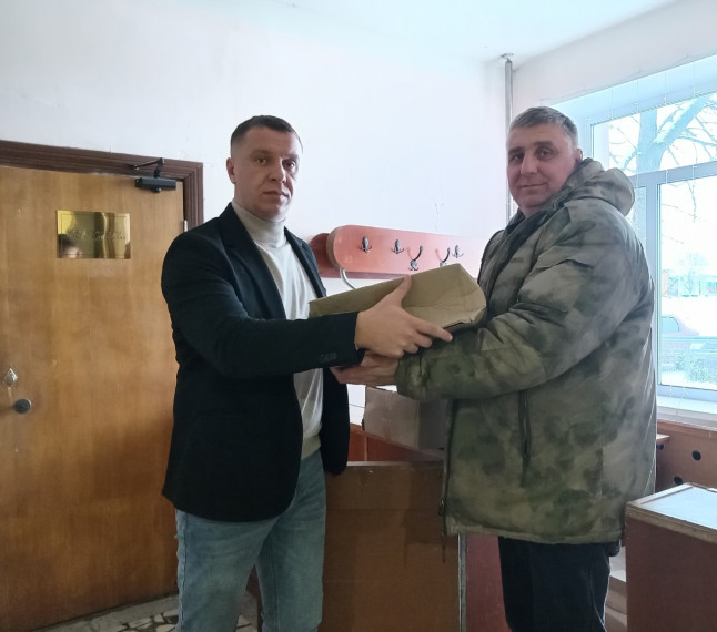 Глава района Сергей Фартуков передал волонтерам парафин для изготовления окопных свечей. Глава района Сергей Фартуков передал волонтерам парафин для изготовления окопных свечей.
