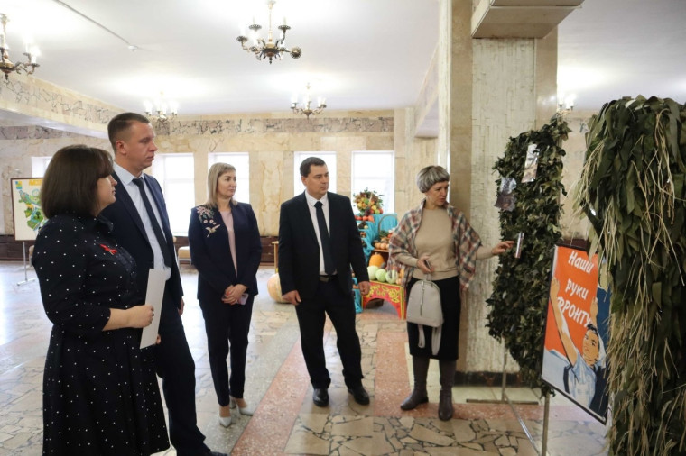 В Лысых Горах прошло торжественное мероприятие, посвященное Дню работников сельского хозяйства и перерабатывающей промышленности. В Лысых Горах прошло торжественное мероприятие, посвященное Дню работников сельского хозяйства и перерабатывающей промышленности.