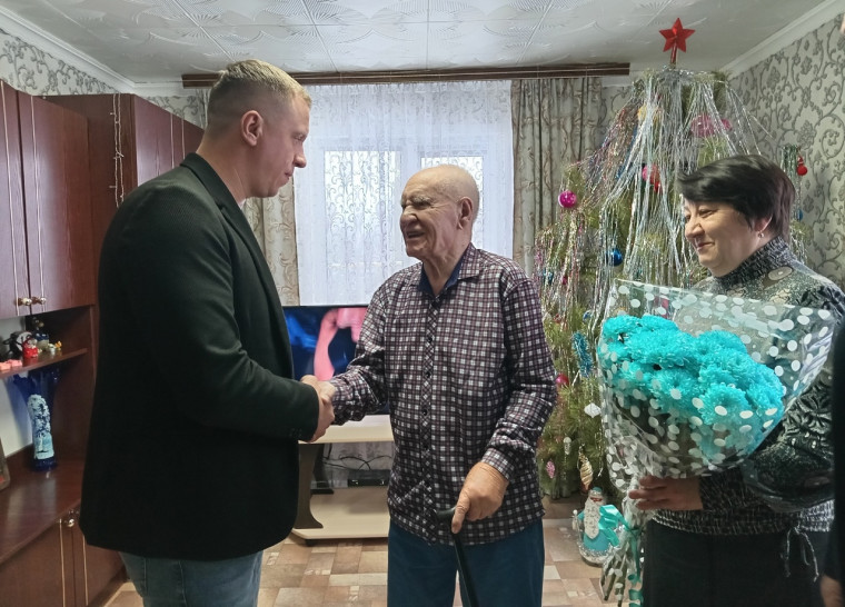 Глава района Сергей Фартуков поздравил с наступающим Новым годом и Рождеством ветерана Великой Отечественной войны Михаила Александровича Щербакова. Глава района Сергей Фартуков поздравил с наступающим Новым годом и Рождеством ветерана Великой Отечественной войны Михаила Александровича Щербакова.