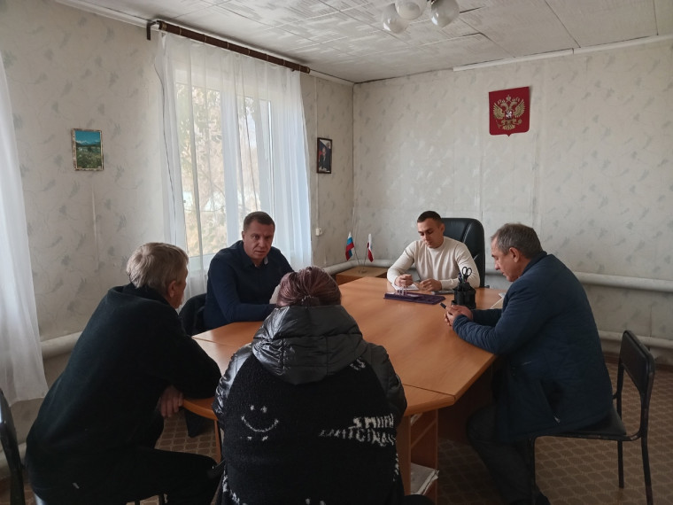 Исполняющий обязанности главы района Сергей Фартуков провел выездной приём граждан в Новой Красавке. Исполняющий обязанности главы района Сергей Фартуков провел выездной приём граждан в Новой Красавке.
