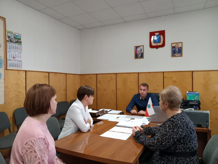 Исполняющий обязанности главы района Сергей Фартуков встретился с участницей проекта «Земский учитель». Исполняющий обязанности главы района Сергей Фартуков встретился с участницей проекта «Земский учитель».