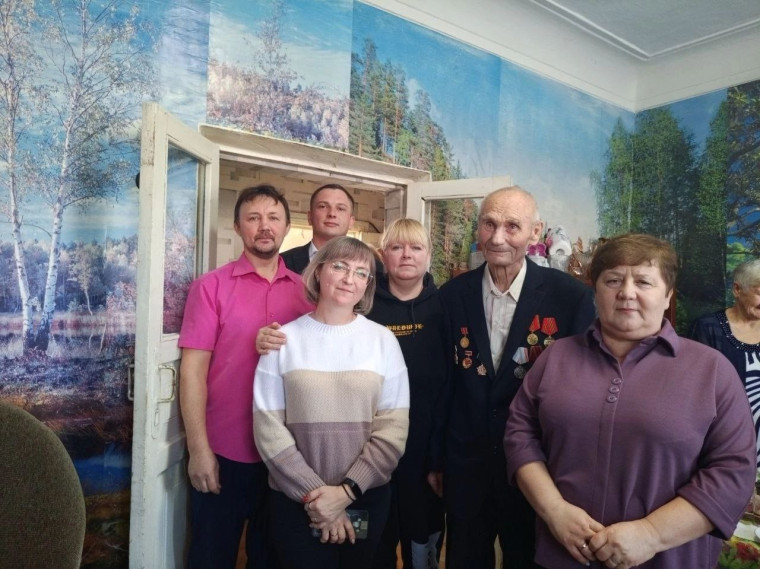 Жителя поселка Парижская Коммуна поздравили с юбилеем. Жителя поселка Парижская Коммуна поздравили с юбилеем.